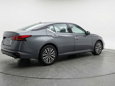 Used 2025 Nissan Altima 2.5 SV FWD image 9