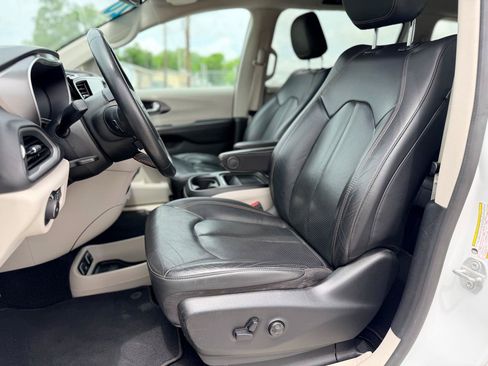 Used 2020 Chrysler Pacifica Touring-L w/ Tire & Wheel Group FWD image 10