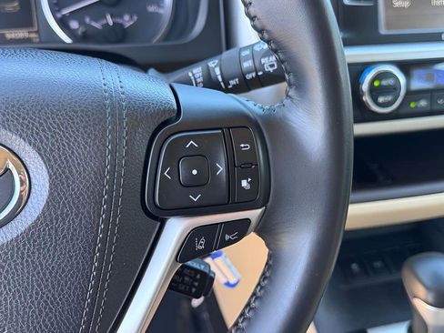 Used 2017 Toyota Highlander Plus FWD image 16