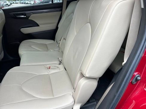 Used 2022 Toyota Highlander Limited FWD image 12