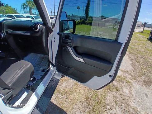 Used 2016 Jeep Wrangler Unlimited Sahara w/ Connectivity Group AWD/4WD image 15