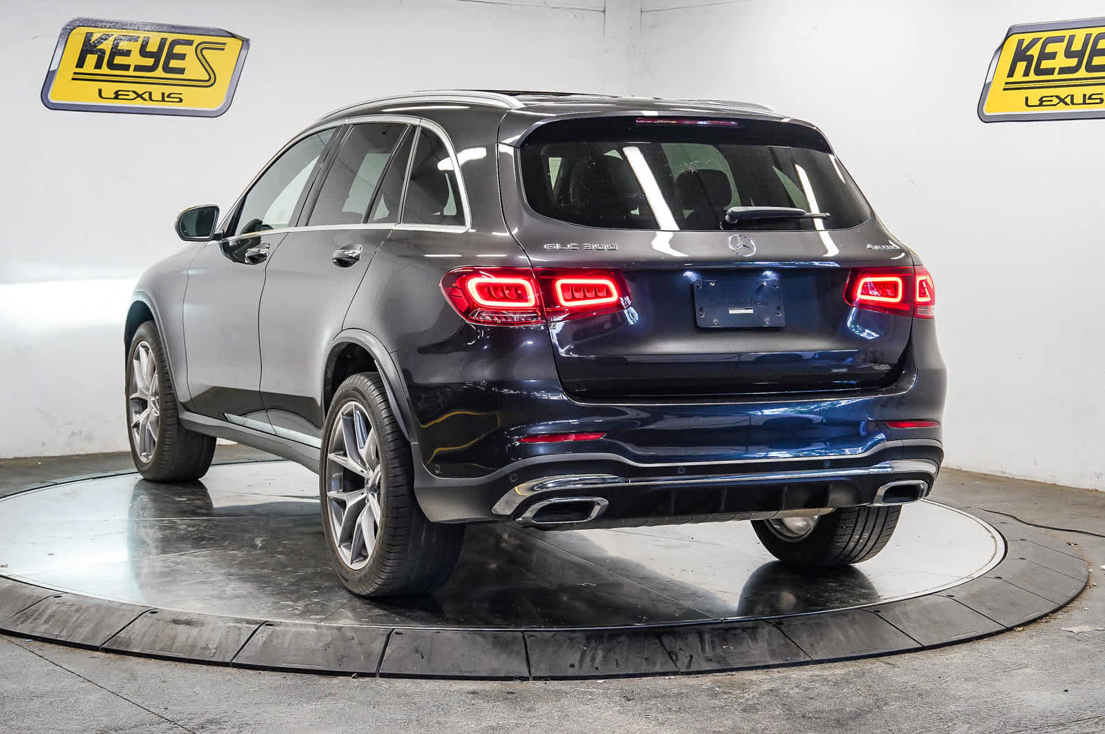 Used 2022 Mercedes-Benz GLC 300 4MATIC image 2