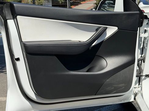 Used 2022 Tesla Model Y Long Range image 24