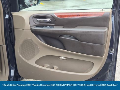 Used 2014 Chrysler Town & Country Touring image 7