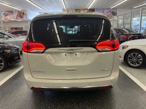 Used 2019 Chrysler Pacifica Limited w/ Tire & Wheel Group image 6