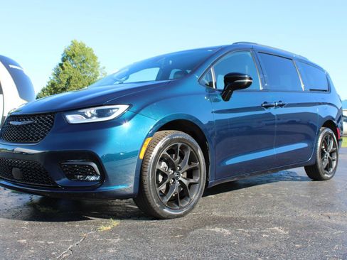 Used 2023 Chrysler Pacifica Limited w/ Uconnect Theater Family Group AWD/4WD image 13