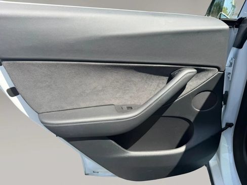 Used 2022 Tesla Model Y Long Range AWD/4WD image 11