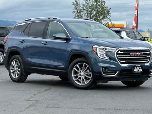 Used 2024 GMC Terrain SLT AWD/4WD image 2