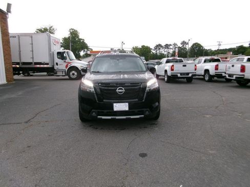 Used 2023 Nissan Pathfinder SL w/ Lighting Package (N92) AWD/4WD image 3