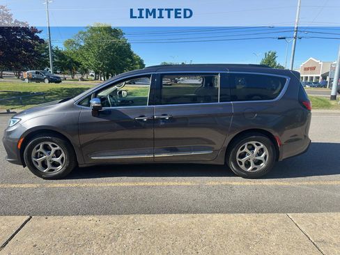 Used 2023 Chrysler Pacifica Limited FWD image 8