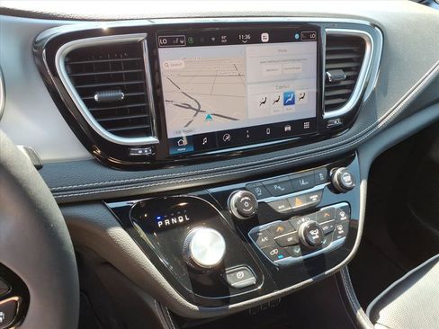 Used 2025 Chrysler Pacifica Limited FWD image 26