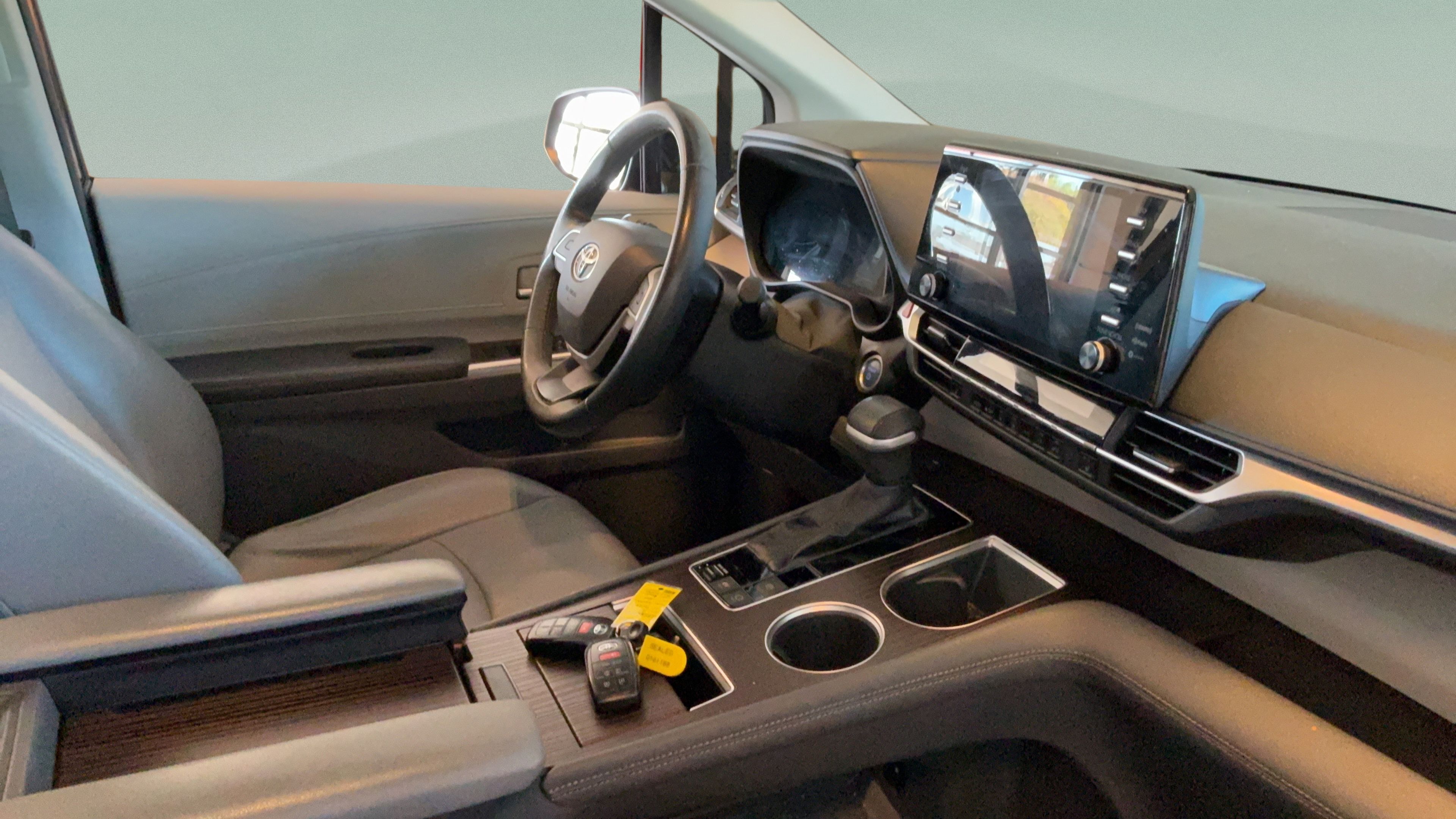 Used 2021 Toyota Sienna XLE FWD image 37