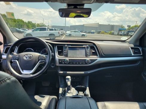 Used 2019 Toyota Highlander XLE AWD/4WD image 21