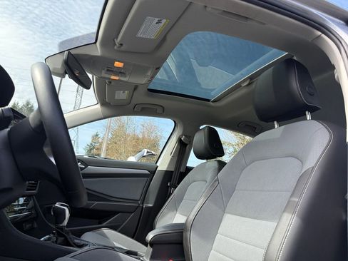 Used 2025 Volkswagen Jetta SE FWD image 22