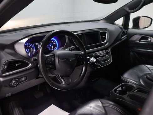 Used 2019 Chrysler Pacifica Touring Plus w/ S Appearance Package image 18