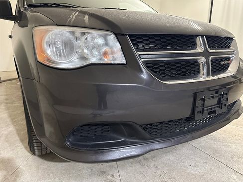 Used 2019 Dodge Grand Caravan SE w/ UConnect Hands-Free Group image 11
