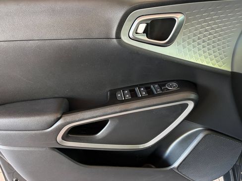 Used 2025 Kia Soul LX w/ LX Technology Package FWD image 18
