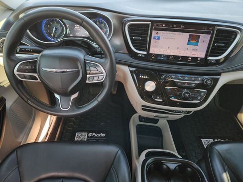 Used 2023 Chrysler Pacifica Touring-L image 28