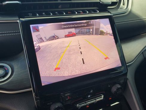 Used 2022 Jeep Grand Cherokee Limited image 24