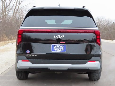 New 2026 Kia Carnival EX FWD image 16