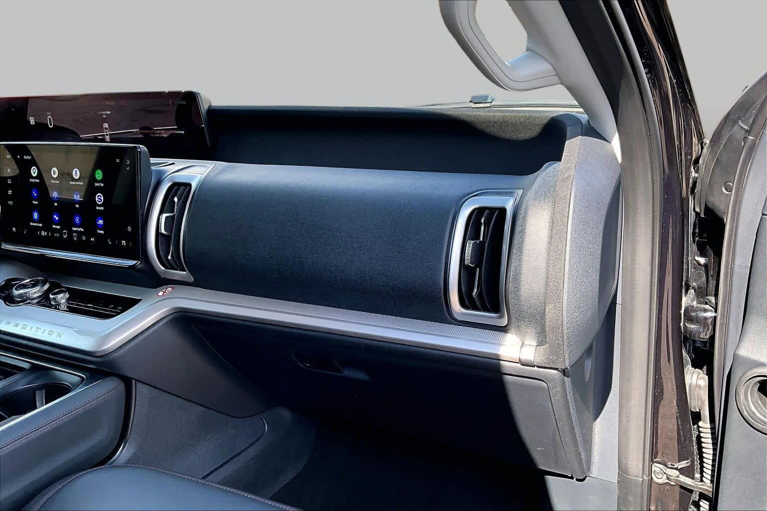 Used 2025 Ford Expedition Active RWD image 19