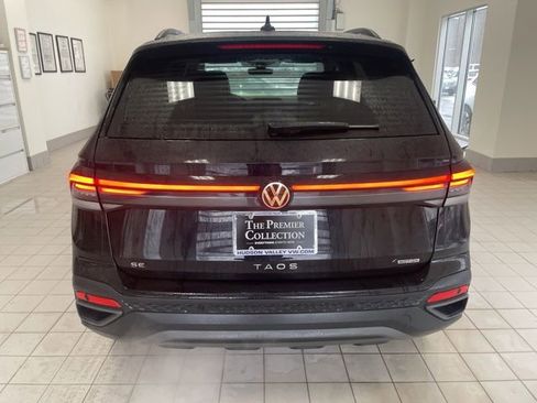 Certified 2025 Volkswagen Taos SE image 3