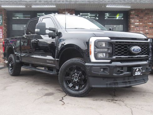 Used 2023 Ford F250 Lariat w/ Lariat Ultimate Package AWD/4WD image 2