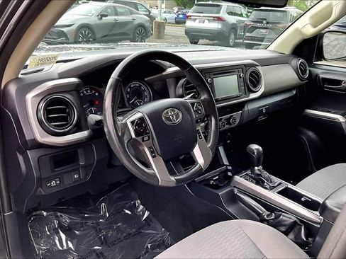 Used 2018 Toyota Tacoma SR5 AWD/4WD image 17