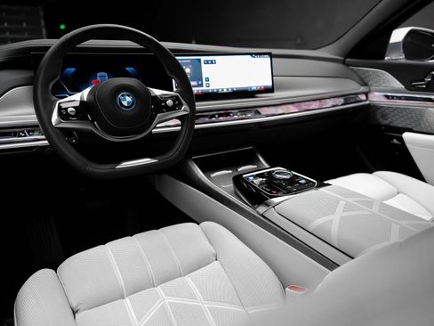 Used 2023 BMW i7 xDrive60 AWD/4WD image 2