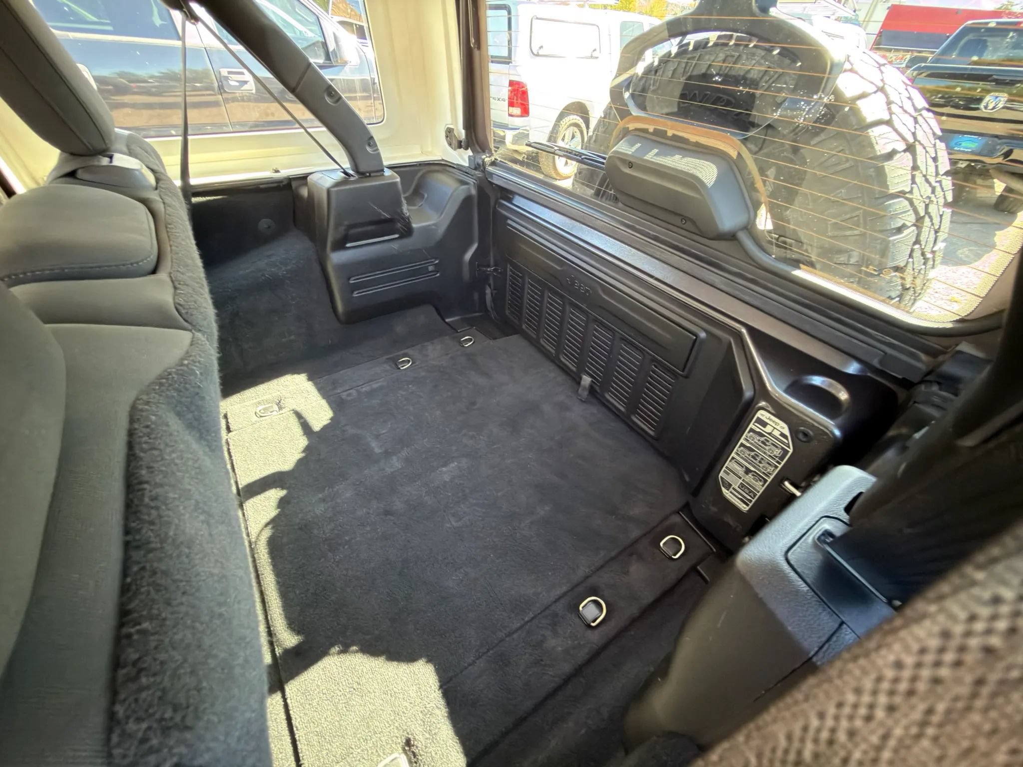 Used 2019 Jeep Wrangler Unlimited Sahara w/ Safety Group AWD/4WD image 26