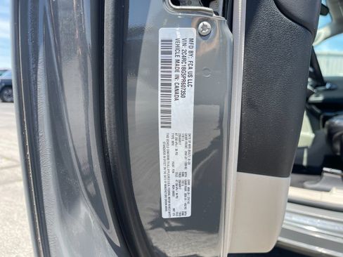 Used 2023 Chrysler Pacifica Touring-L FWD image 33