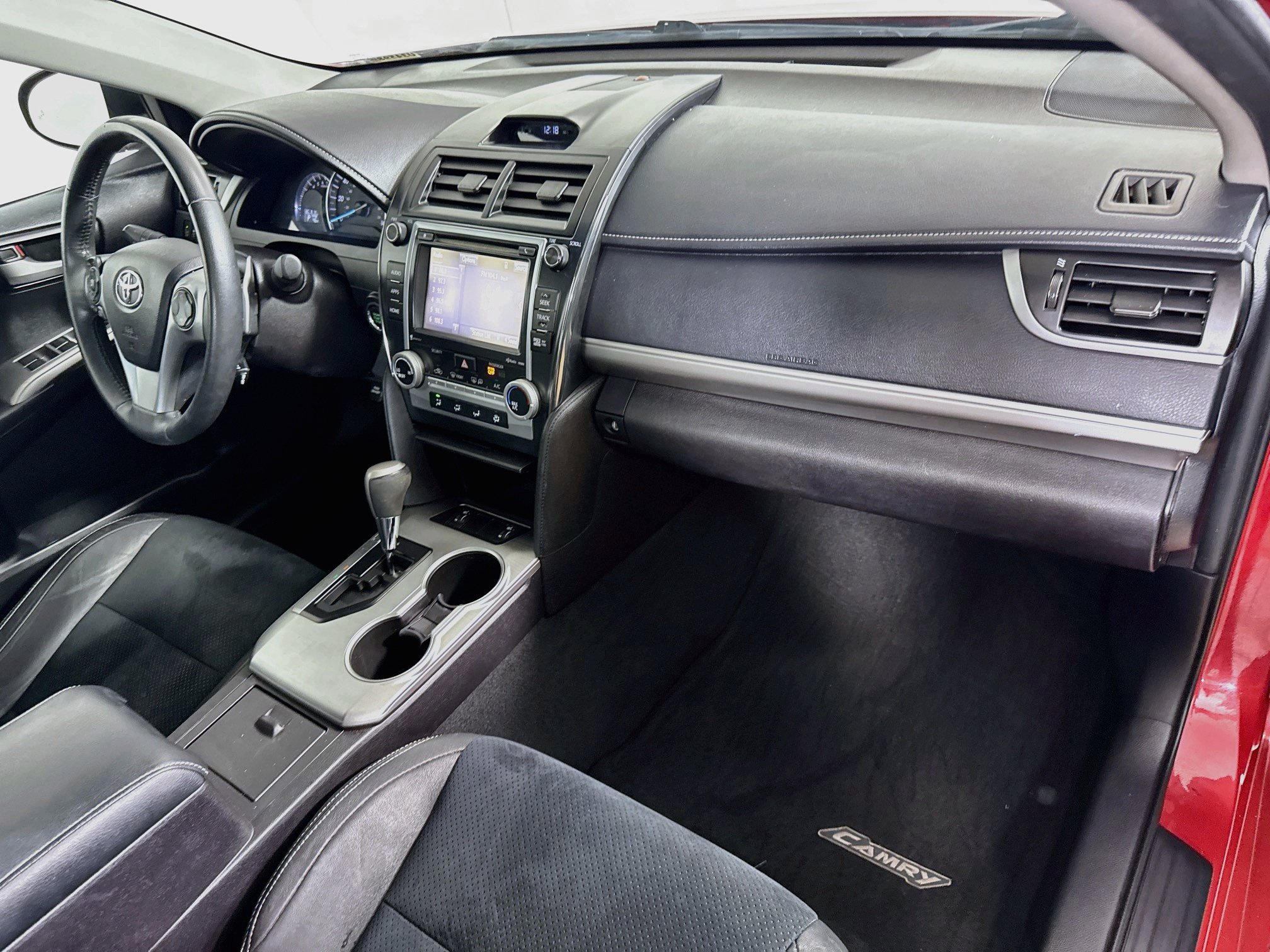 Used 2014 Toyota Camry SE w/ Leather Package FWD image 25