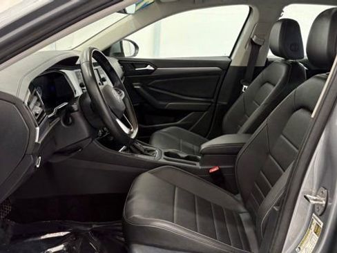 Used 2024 Volkswagen Jetta SE image 11