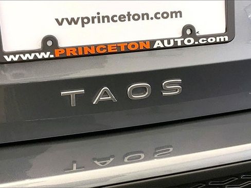 Used 2025 Volkswagen Taos SE w/ Panoramic Sunroof Package image 8