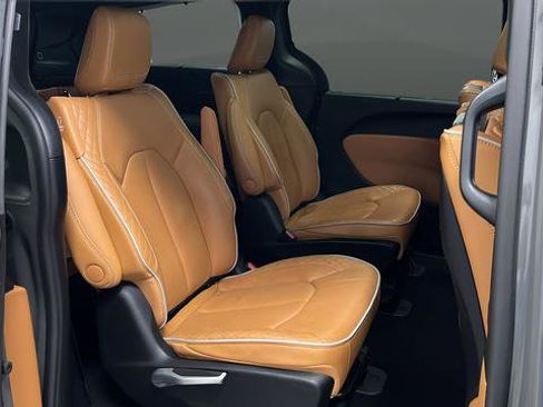 Used 2023 Chrysler Pacifica Pinnacle FWD image 24
