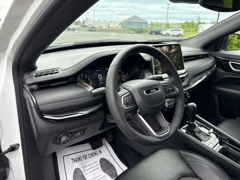 Used 2025 Jeep Compass Latitude w/ Convenience Group AWD/4WD image 23