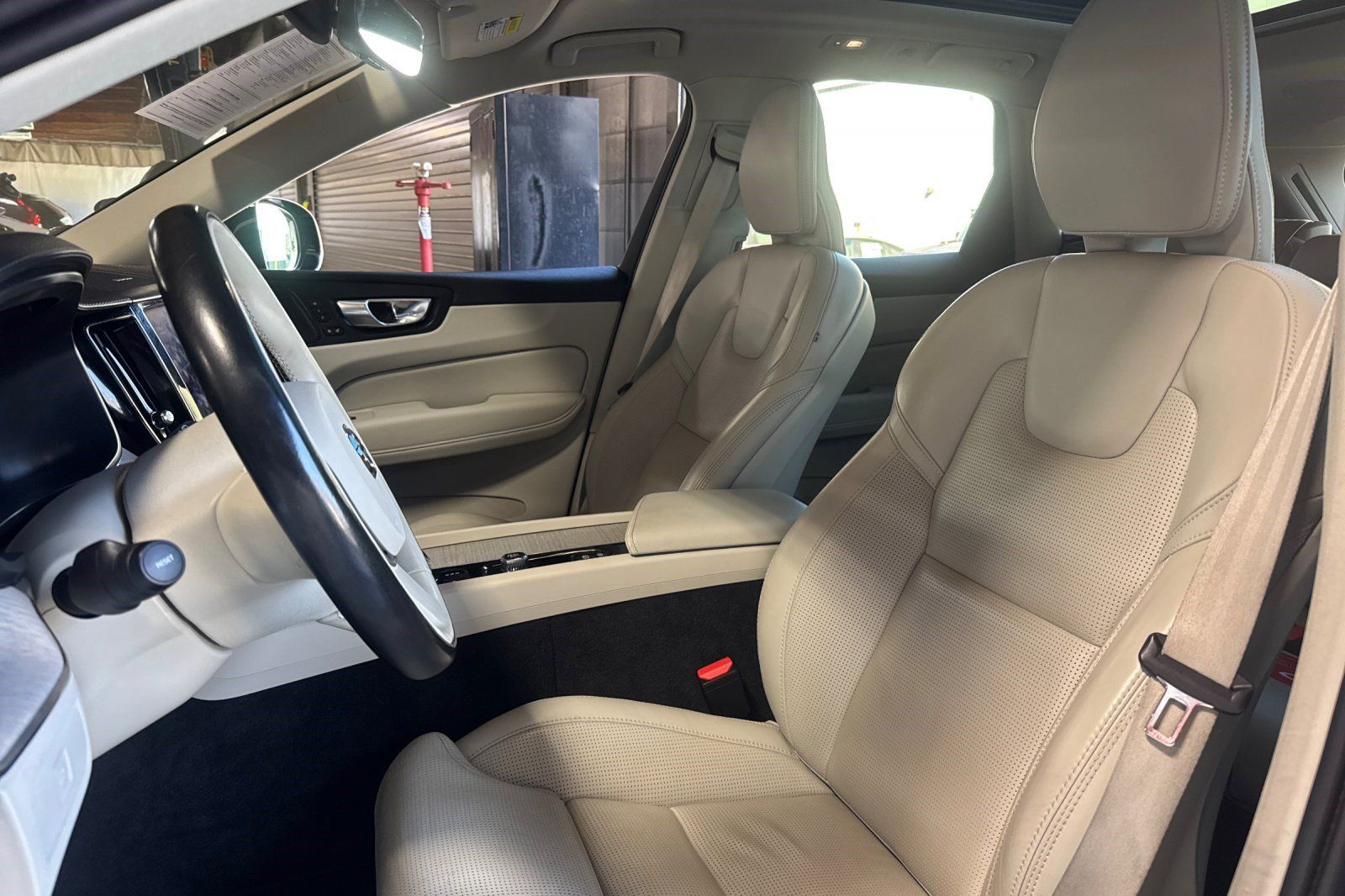 Used 2023 Volvo XC60 B5 Ultimate w/ Protection Package Premier FWD image 29