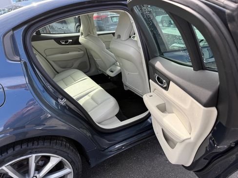 Used 2019 Volvo S60 T5 Momentum w/ Multimedia Package image 11