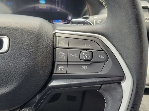 Used 2023 Jeep Grand Cherokee Laredo AWD/4WD image 22