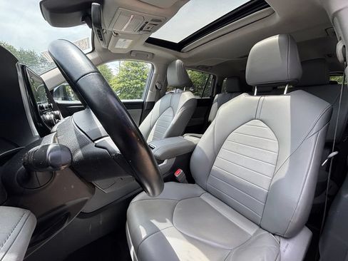 Used 2022 Toyota Highlander XLE FWD image 19