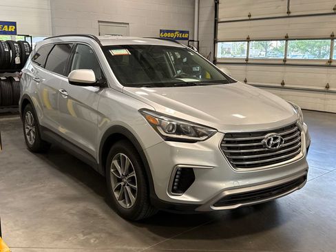 Used 2017 Hyundai Santa Fe SE AWD/4WD image 3