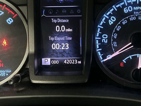 Certified 2017 Toyota Tacoma TRD Off-Road image 12