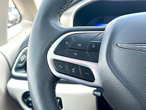 Used 2022 Chrysler Pacifica Touring-L image 30