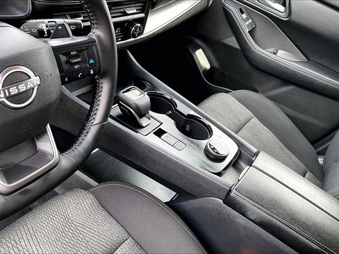 Used 2025 Nissan Rogue SV image 17