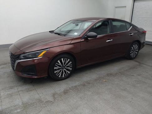 Used 2024 Nissan Altima 2.5 SV image 2