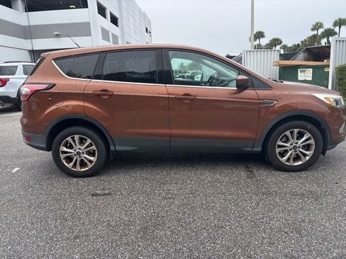 Used 2017 Ford Escape SE image 2