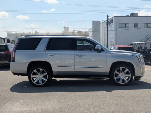 Used 2017 Cadillac Escalade Luxury image 6