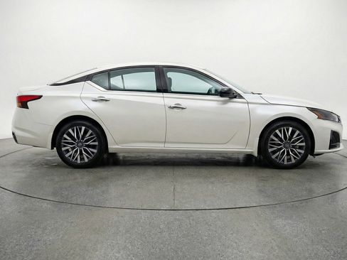 Used 2025 Nissan Altima 2.5 SV image 11