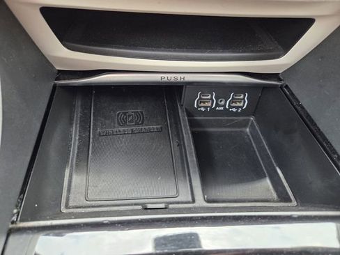 Used 2023 Chrysler Pacifica Limited FWD image 31
