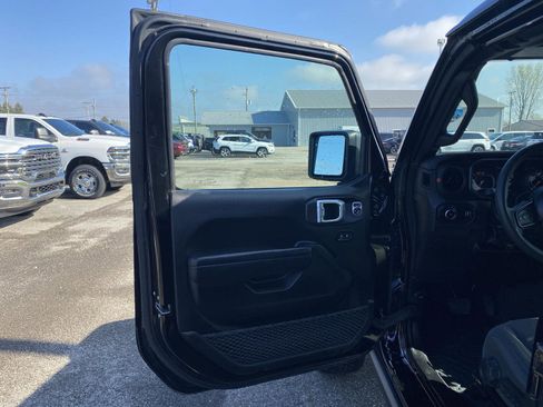 Used 2025 Jeep Wrangler Unlimited Rubicon w/ Convenience Group AWD/4WD image 12